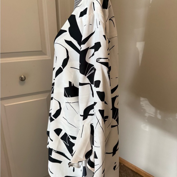 Vince Camuto Black and White Abstract Blouse - Picture 2 of 5